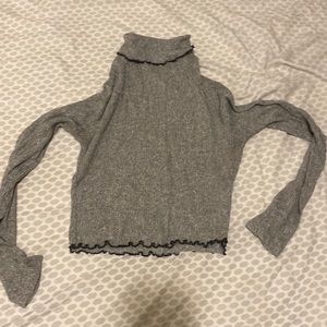 Gray knitted cropped long sleeve